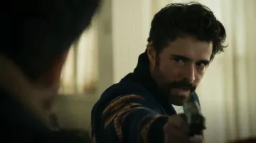 Faherty B. Cardigan à queue jaune porté par comme on le voit dans The Equalizer (S03E12)