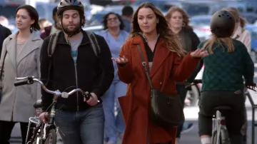 Frye Olivia Large Leather Crossbody Bag In Chocolate usado por el Dr. Jo Wilson (Camilla Luddington) como se ve en Grey's Anatomy (S19E10)