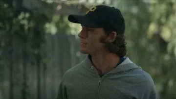 New Era Black MLB Team Classic Logo 39Thirty Flex Hat usado por Billy Dunne (Sam Claflin) como se ve en Daisy Jones & the Six (S01E03)