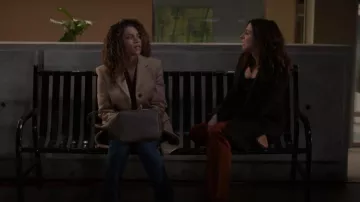Allegra K Notched Lapel Single Breasted Long Sleeves Overcoat usado por la Dra. Maggie Pierce (Kelly McCreary) como se ve en Grey's Anatomy (S19E10)
