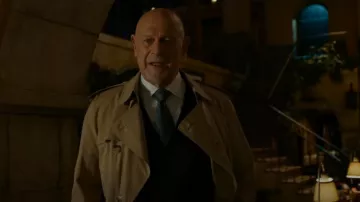 Burberry El gabardina Kensington Mid Cotton Gabardine Trench Coat usado por el almirante retirado de la Marina Hollace Kilbride (Gerald McRaney) como se ve en NCIS: Los Ángeles (S14E15)