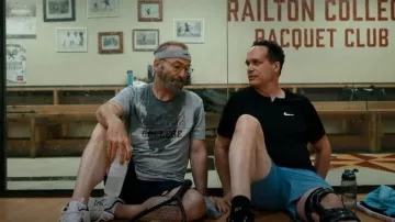 NIKE TENNIS NikeCourt Advantage Slim-Fit Dri-FIT Mesh Half-Zip camiseta de tenis usada por Tony Conigula (Diedrich Bader) como se ve en Lucky Hank (S01E01)