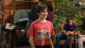 Forever 21 Led Zeppelin Graphic Tee usada por Winnie Webber (Shiloh Verrico) como se ve en BUNK'D (S06E19)