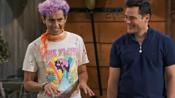 Forever 21 Pink Floyd Graphic Tee usada por Nicholas (Frankie A. Rodriguez) como se ve en BUNK'D (S06E19)