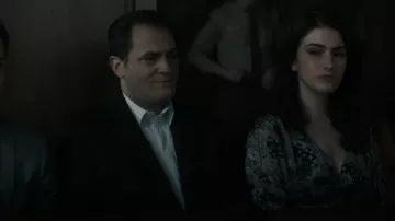 El vestido estampado Kooples Long Bandana usado por Fia Baxter (Lilli Kay) como se ve en Your Honor (S02E10)