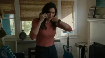 Theory Tiny Long-Sleeve Tee In Organic Cotton usado por Kensi Blye (Daniela Ruah) como se ve en NCIS: Los Angeles (S14E15)