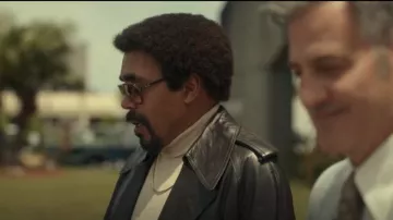Lunettes de soleil Ray-Ban Cats 5000 Classic in Light Havana portées par Teddy Price (Tom Wright) dans Daisy Jones & the Six (saison 1 épisode 8)