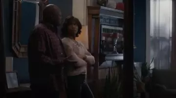 Vince Dahlia Floral Print Sweater porté par l’inspectrice adjointe Regina Haywood (Amanda Warren) vu dans l’est de New York (S01E16)