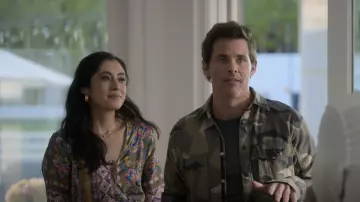 Collier Gorjana Parker porté par Heather (Alona Tal) vu dans Party Down (S03E02)