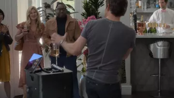 Max Studio Ruffle Crepe High/Low Wrap Midi Vestido usado por Diandra Stiltskin (Joey Lauren Adams) como se ve en Party Down (S03E02)