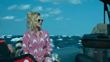 Prada Symbole SPR16W usado por Hannah (Heather Graham) como se ve en Extrapolaciones (S01E01)