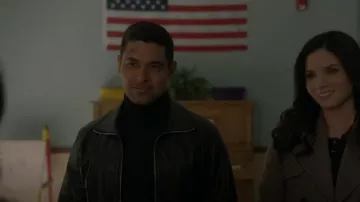 Allsaints Parlour Turtleneck Top usado por Nick Torres (Wilmer Valderrama) como se ve en NCIS (S20E17)