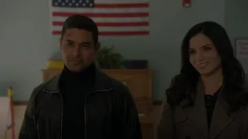 La chaqueta delantera con cremallera Cole Calfskin para hombre de Row usada por Nick Torres (Wilmer Valderrama) como se ve en NCIS (S20E17)