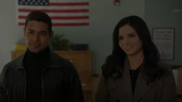 Faherty Legend™ Rib Gila Henley usada por Jessica Knight (Katrina Law) como se ve en NCIS (S20E17)