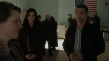 Chaqueta de camionero Reiss Peridoe Zip usada por Nick Torres (Wilmer Valderrama) vista en NCIS (S20E17)