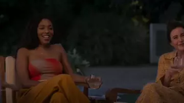 Débardeur Paloma Wool Orange Viva porté par Gaby (Jessica Williams) comme on le voit dans Shrinking (S01E09)