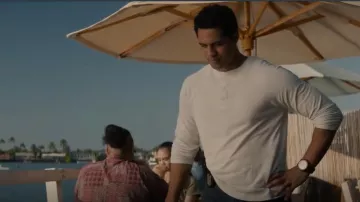 Faherty Cloud Manches longues Henley porté par Kai Holman (Alex Tarrant) vu dans NCIS: Hawai’i (S02E17)