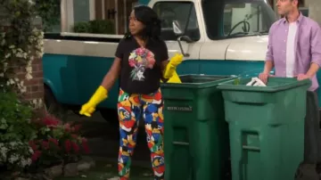 Adidas Originals x Rich Mnisi Plus All Over Floral Print Leggings usados por Tina Butler (Tichina Arnold) como se ve en The Neighborhood (S05E16)