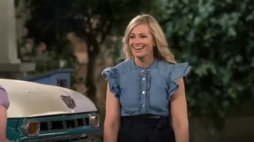 Veronica Beard Tenille Ruffle Détail Denim Shirt porté par Gemma Johnson (Beth Behrs) comme vu dans The Neighborhood (S05E16)