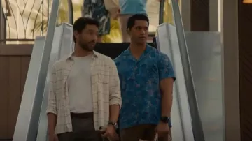 Orlebar Brown Travis Tropic Regular Fit Shirt usada por Kai Holman (Alex Tarrant) como se ve en NCIS: Hawai'i (S02E17)