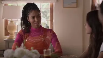 Afrm Zadie Power Mesh Turtleneck Top porté par Gaby (Jessica Williams) comme on le voit dans Shrinking (S01E09)