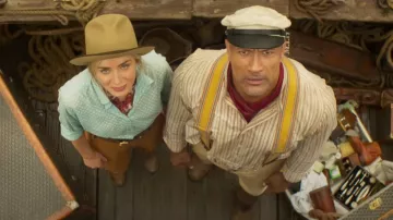 Bretelles, pantalons et chemise rayée jaunes portés par Frank Wolff (Dwayne Johnson) comme on le voit dans Jungle Cruise