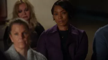 Chaqueta de gabardina recortada de teoría usada por Athena Grant (Angela Bassett) como se ve en 9-1-1 (S06E12)