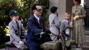 Motorcycle Goggles worn by Perry Mason (Matthew Rhys) as seen in Perry Mason (S02E03)