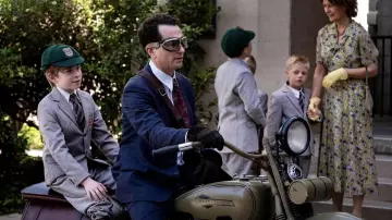 Motorcycle Goggles worn by Perry Mason (Matthew Rhys) as seen in Perry Mason (S02E03)