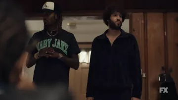 Bianca Chandôn Mary Jane T-Shirt porté par GaTa (GaTa) comme on le voit dans DAVE (Saison 3)