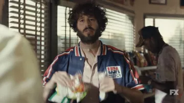 Mitchell & Ness USA Basketball Navy 1992 Dream Team Warm-Up Jacket porté par Dave (Lil Dicky) comme on le voit dans DAVE (saison 3 épisode 1)