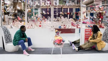 Zapatillas rosas Converse usadas por Dom (David Jonsson) como se ve en la película Rye Lane