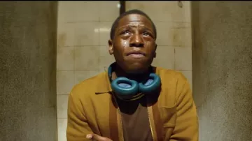 Auriculares azules JBL usados por Dom (David Jonsson) como se ve en la película Rye Lane