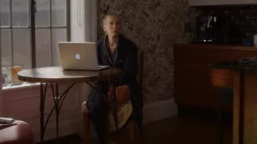 Derek Rose Duke Cashmere Bata para hombre usada por Carrie Bradshaw (Sarah Jessica Parker) como se ve en And Just Like That... (S01E02)