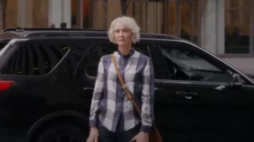 Giorgio Armani Camisa a cuadros usada por Miranda Hobbes (Cynthia Nixon) como se ve en And Just Like That... (S01E08)