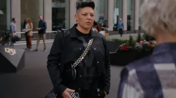 Kara Black Camera Bag usada por Che Diaz (Sara Ramirez) como se ve en And Just Like That... (S01E08)