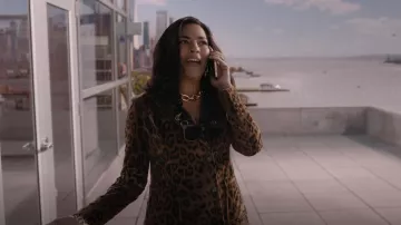 Etro Tailor Leopard Velvet Vestet porté par Seema Patel (Sarita Choudhury) comme on le voit dans And Just Like That... (S01E06)