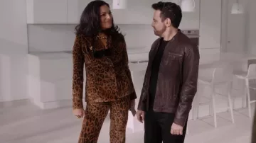 Pantalon de velours droit imprimé léopard Etro porté par Seema Patel (Sarita Choudhury) comme on le voit dans And Just Like That... (S01E06)