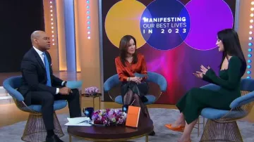 Zapatos de cuña de cuero con el logotipo del triángulo de Prada usados por Roxie Nafousi como se ve en Good Morning America el 20 de marzo de 2023