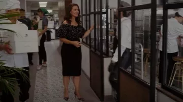 Zapatos de charol floral de Prada usados por Charlotte York (Kristin Davis) como se ve en And Just Like That... (S01E03)