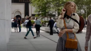 Norma Kamali 2pc Vintage Check Robe d’inspiration victorienne royalcore portée par Carrie Bradshaw (Sarah Jessica Parker) comme on le voit dans And Just Like That... (S01E03)