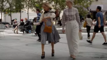 Escarpins à boucles Tri Buckle de Céline Melody portés par Carrie Bradshaw (Sarah Jessica Parker) comme on le voit dans And Just Like That... (S01E03)