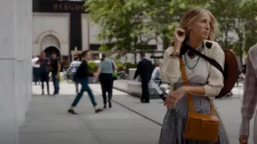 Monrowe Bobbie Jean Hat porté par Carrie Bradshaw (Sarah Jessica Parker) comme on le voit dans And Just Like That... (S01E03)