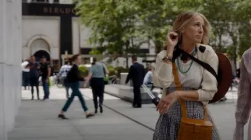 Rosa de la Cruz Classic Ebony, bracelet en or jaune 18K porté par Carrie Bradshaw (Sarah Jessica Parker) comme on le voit dans And Just Like That... (S01E03)