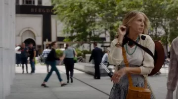 Fry Powers Collier de corde turquoise et malachite porté par Carrie Bradshaw (Sarah Jessica Parker) comme on le voit dans And Just Like That... (S01E03)
