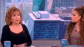 Elie Tahari Metal-Loop Embelleshed Sweetheart Sweater usado por Joy Behar como se ve en The View el 21 de marzo de 2023