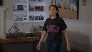 Re Done 90s Easy Spaced Out Tee porté par Olivia Baker (Samantha Logan) comme on le voit dans All American (S05E14)