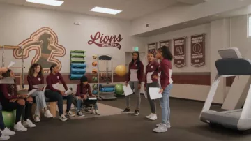 Nike Dunk High Up Light Smoke Grey usada por Simone Hicks (Geffri Maya Hightower) como se ve en All American: Homecoming (S02E14)