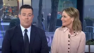 Blusa de seda festoneada Chloe usada por Savannah Guthrie como se ve en Today el 21 de marzo de 2023