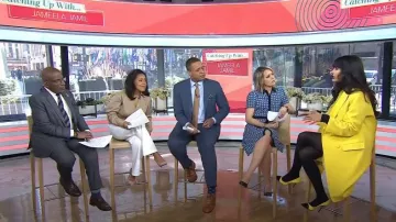 Manteau trench en laine Valentino avec broderie de plumes porté par Jameela Jamil comme vu dans Aujourd’hui le 21 mars 2023